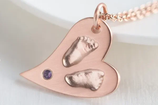 herzkette_rotgold_echte-3d-fussabdruecke_sternenkind_erinnerung