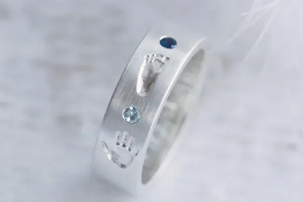 mama-ring-fussabdruck-edelstein